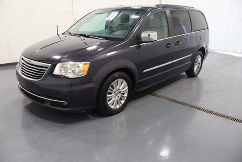 Used 2013 Chrysler Town & Country Touring-L image 5