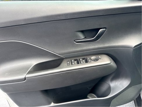 Used 2025 Hyundai Kona SEL image 11