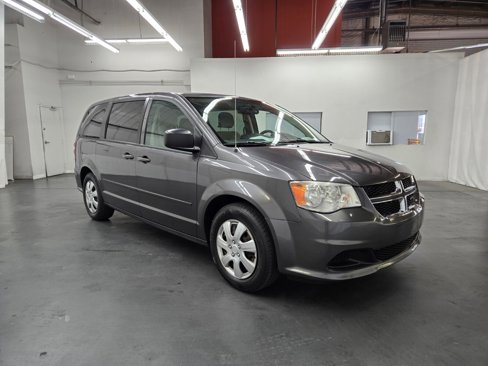 Used 2017 Dodge Grand Caravan SE w/ UConnect Hands-Free Group image 4