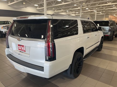 Used 2019 Cadillac Escalade ESV Luxury image 3