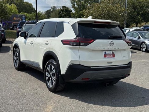 Used 2023 Nissan Rogue SV image 3