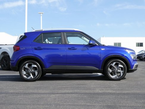 Used 2024 Hyundai Venue SEL image 2