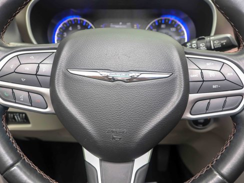 Used 2018 Chrysler Pacifica Touring-L image 23