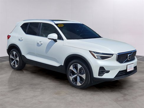 Used 2023 Volvo XC40 B5 Plus w/ Driver Assist Package image 3