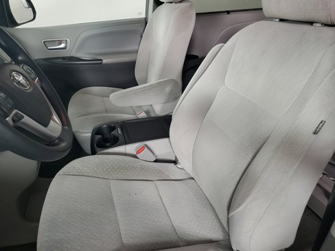 Used 2015 Toyota Sienna LE image 12