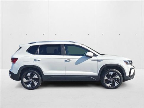 Certified 2024 Volkswagen Taos SE image 4
