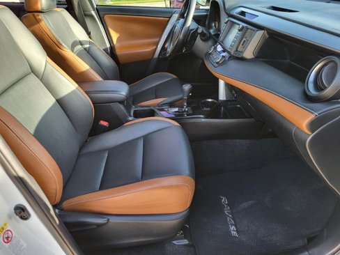 Used 2018 Toyota RAV4 SE image 9