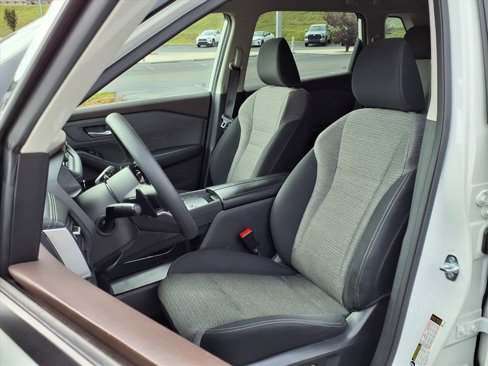 Used 2023 Nissan Rogue SV image 3