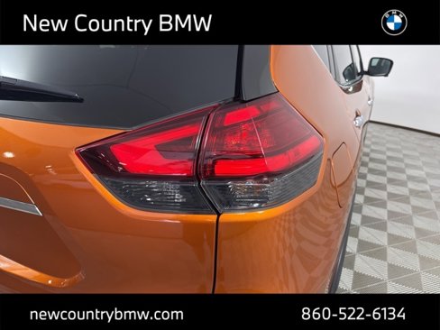 Used 2017 Nissan Rogue SV w/ SV Family Package image 12