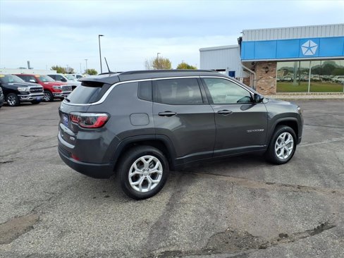 Used 2024 Jeep Compass Latitude image 3