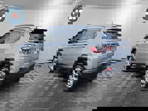 Used 2022 Jeep Compass Latitude image 3