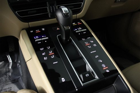 Certified 2024 Porsche Macan image 18