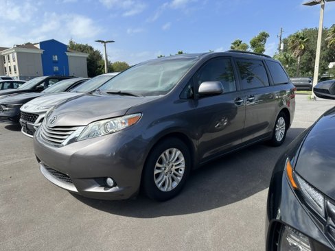 Used 2012 Toyota Sienna XLE image 2