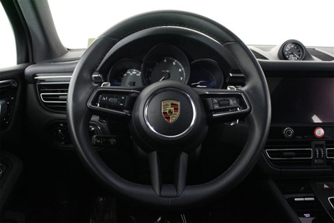 Certified 2025 Porsche Macan image 12