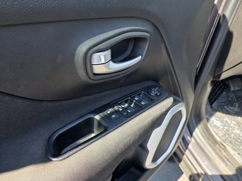 Used 2019 Jeep Renegade Latitude w/ Cold Weather Group image 14