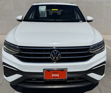 Used 2022 Volkswagen Tiguan SE w/ Panoramic Sunroof Package image 2