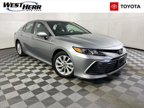 Certified 2022 Toyota Camry LE image 1