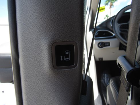 Used 2020 Chrysler Pacifica Limited image 16