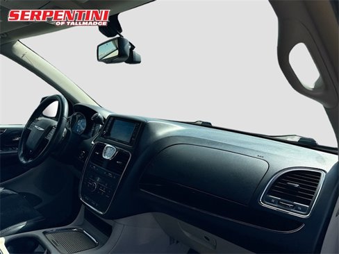 Used 2014 Chrysler Town & Country Touring-L image 32