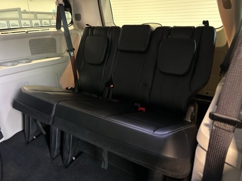 Used 2014 Chrysler Town & Country Touring image 26