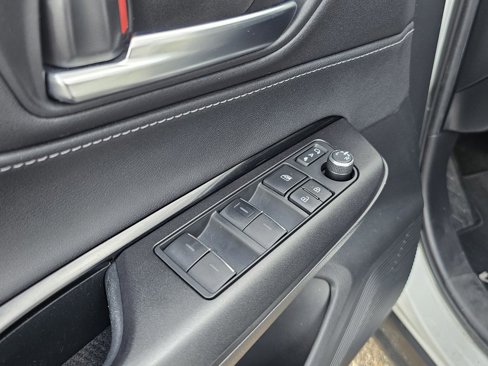 Used 2021 Toyota Venza LE w/ Carpet Mat Package (TMS) image 15