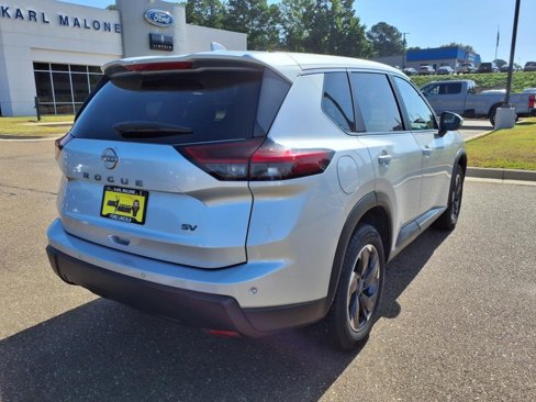 Used 2024 Nissan Rogue SV image 3