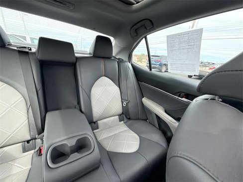 Used 2018 Toyota Camry XLE image 14