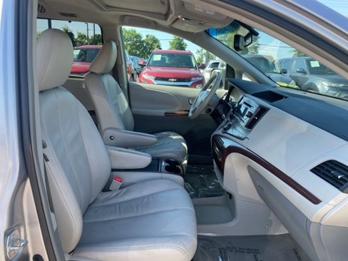 Used 2011 Toyota Sienna XLE image 27