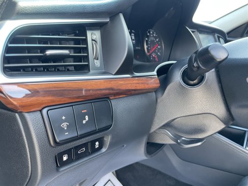 Used 2017 Kia Cadenza Premium w/ Luxury Package image 12