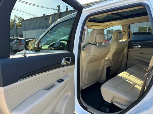 Used 2020 Jeep Grand Cherokee Limited w/ Luxury Group II image 16