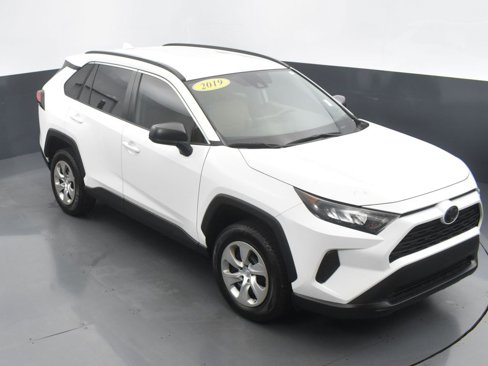 Used 2019 Toyota RAV4 LE image 13