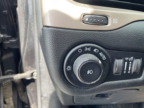 Used 2015 Jeep Cherokee Latitude w/ Cold Weather Group image 12