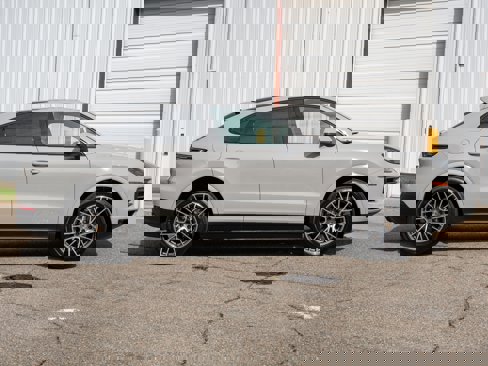 Certified 2022 Porsche Cayenne Platinum Edition image 8