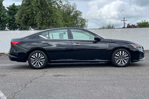 Used 2024 Nissan Altima 2.5 SV image 3