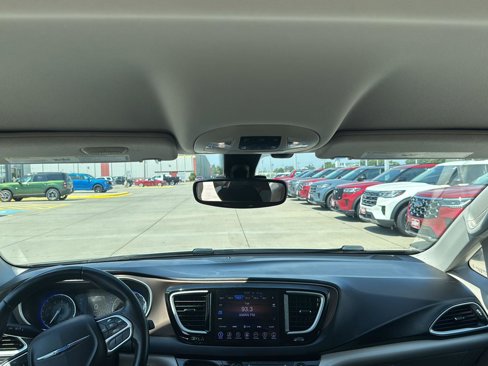 Used 2017 Chrysler Pacifica Touring-L image 19