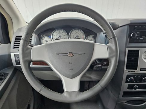 Used 2010 Chrysler Town & Country Touring image 14