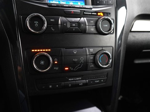 Used 2019 Ford Explorer XLT image 23