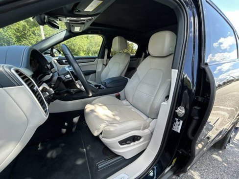 Certified 2023 Porsche Cayenne Platinum Edition image 13