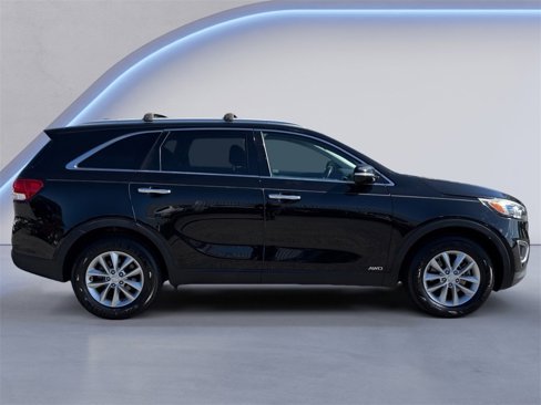 Used 2017 Kia Sorento LX w/ LX Convenience Package image 2