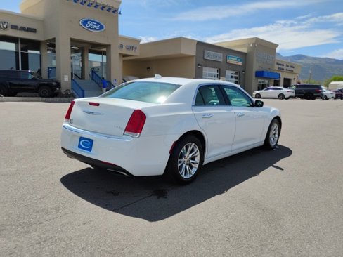 Used 2017 Chrysler 300 C image 7