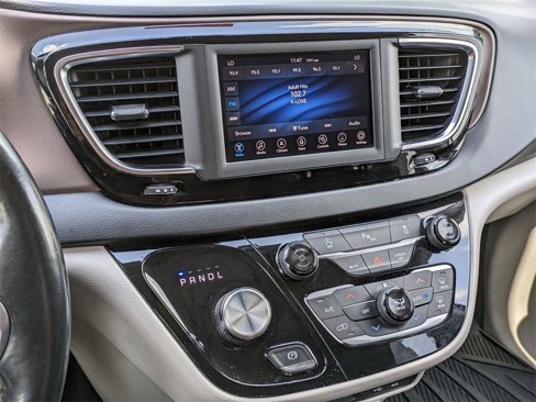 Used 2019 Chrysler Pacifica Touring-L image 23
