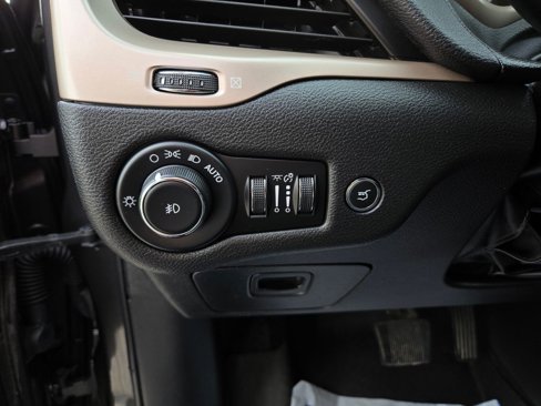 Used 2017 Jeep Cherokee Latitude w/ Comfort/Convenience Group image 12