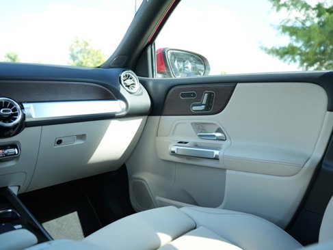 Certified 2021 Mercedes-Benz GLB 250 4MATIC w/ Premium Package image 21