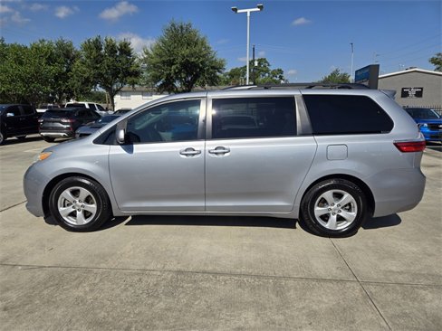 Used 2015 Toyota Sienna LE image 4