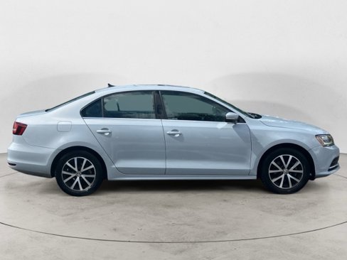 Used 2017 Volkswagen Jetta SE image 3