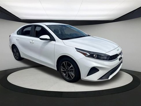 Used 2023 Kia Forte LXS w/ LXS Technology Package image 3