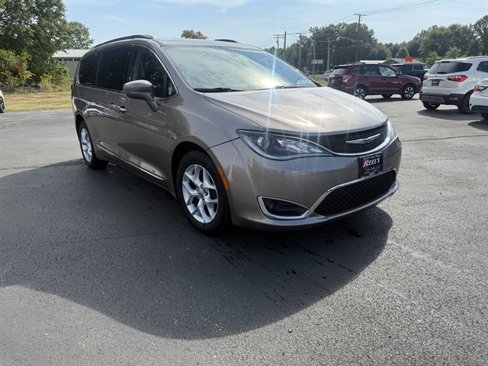 Used 2017 Chrysler Pacifica Touring-L w/ Tire & Wheel Group image 3