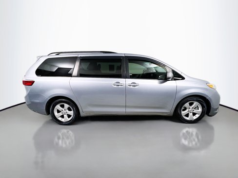 Used 2015 Toyota Sienna LE image 3