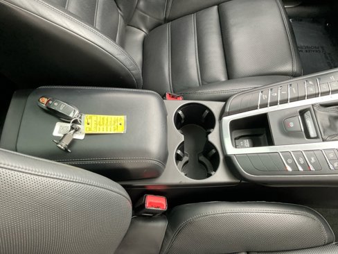 Used 2020 Porsche Macan Turbo image 34