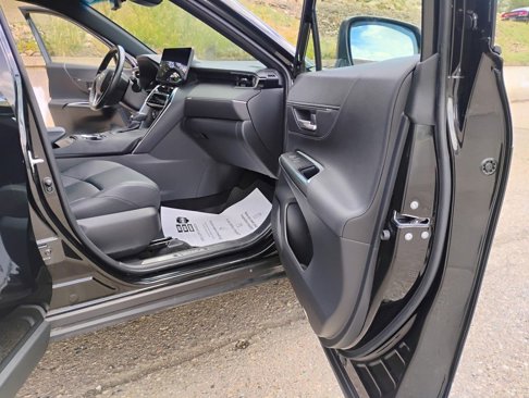 Used 2023 Toyota Venza XLE image 9